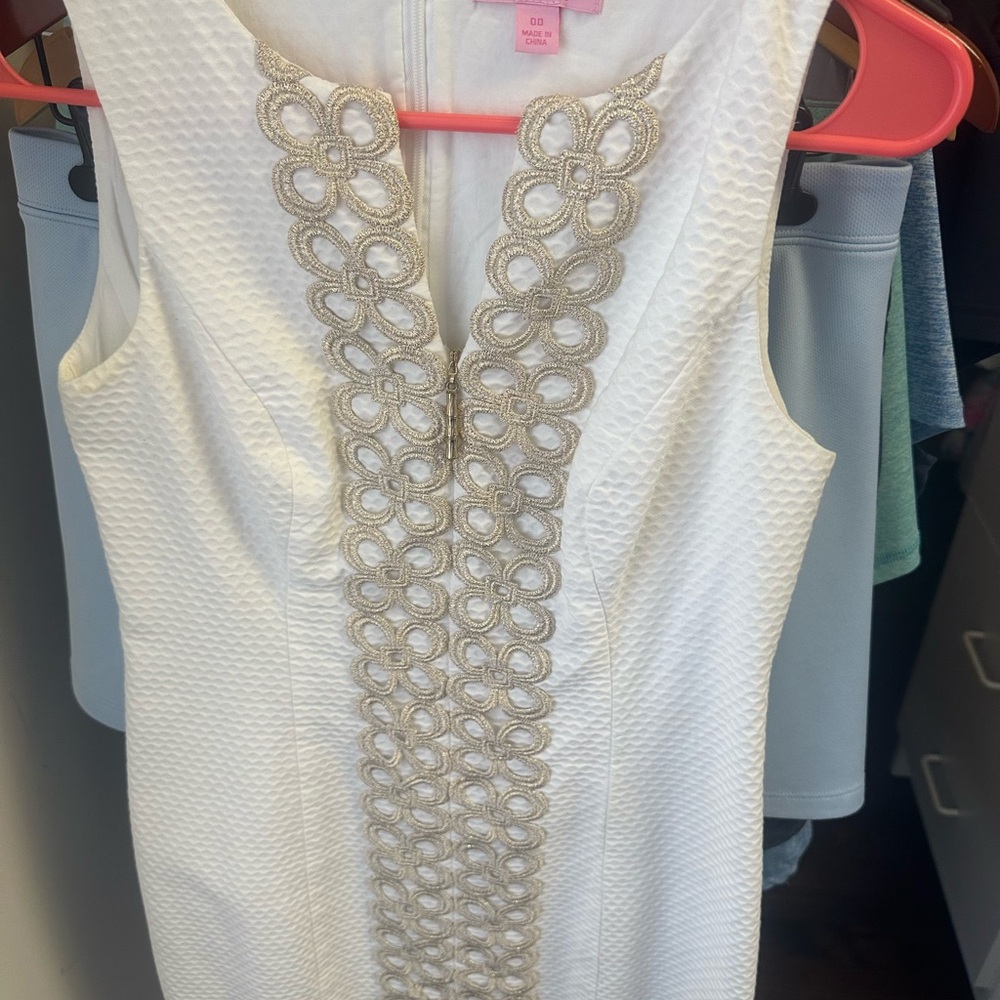 This is a size 00  Lilly pulitzer white and gold dress